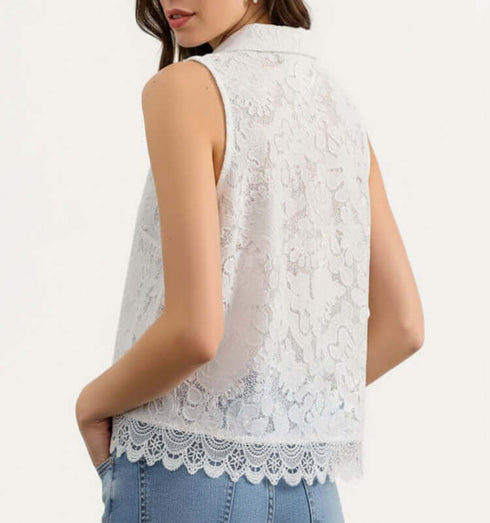 חולצת תחרה מכופתרת לבנה ללא שרוולים, תחרה איכותית ונוחה, מראה אופנתי.