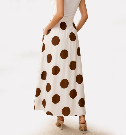 תצאית לבנה מנוקדת חום, בד כותנה נעים, עם כיסים פרקטיים.