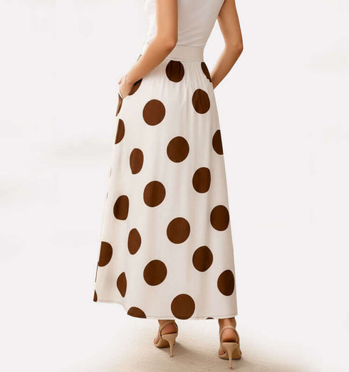 תצאית לבנה מנוקדת חום, עם כיסים פרקטיים, בד כותנה נעים לאירוע או יום-יום.