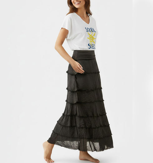 חצאית שכבות שיפון משי שחורה, עם רצועת לייקרה גומי רחבה במותניים.