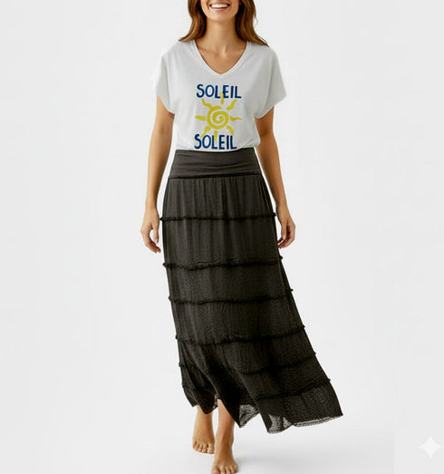 חצאית שכבות שיפון משי שחורה, עם רצועת לייקרה גומי רחבה במותניים.