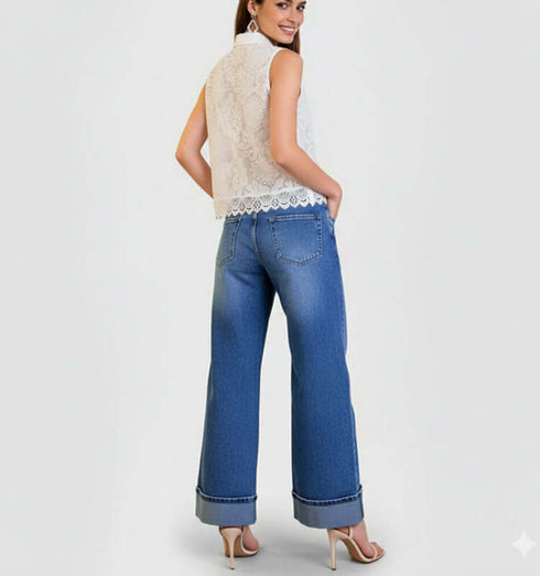 ג'ינס ווינטג' בגוון כחול משופשף, רחב בתחתית עם כפל, משולב עם טופ תחרה.