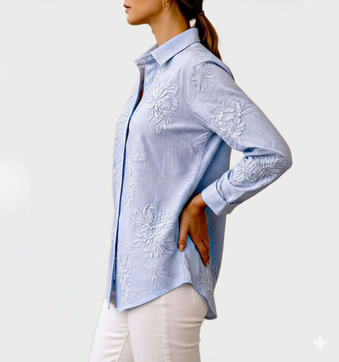חולצת פסים עם תחרת פרחים בגוון תכלת, לבוש אלגנטי ונוח, מתאים למראה יומיומי או פורמלי.