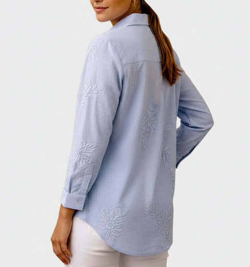 חולצת פסים עם תחרת פרחים מכופתרת בגוון תכלת, מראה אלגנטי ונעים.