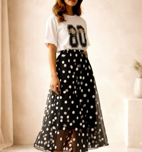 חצאית שיפון מנקדת לבן עם בטנת לייקרה שחורה וגומי למותניים