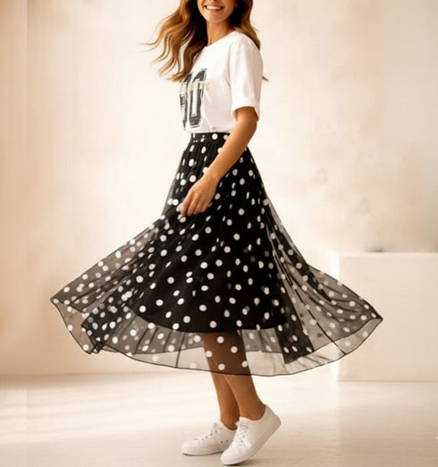 חצאית שיפון מנקדת לבן עם בטנת לייקרה שחורה וגומי למותניים