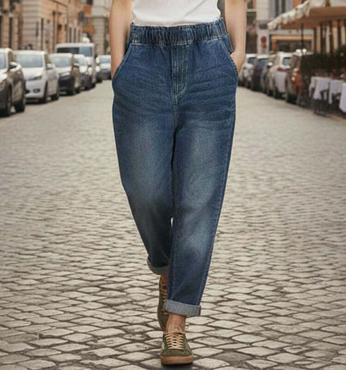 ג'ינס ווינטג' מובחר בגזרה גבוהה עם כיסים צדדיים וגומי במותניים, מבט מהליכתו של דוגמן ברחוב.