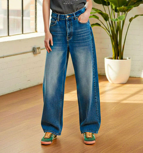 ג'ינס משופשף בגזרת בויפרנד גבוהה, רחב ונוח עם מראה טרנדי, אופנתי ועיצוב מודרני.