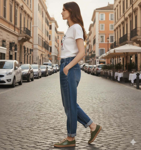 ג'ינס ווינטג' מובחר בגזרה גבוהה, כיסים צדדיים ודקורציה קלאסית ברחובות עירוניים.