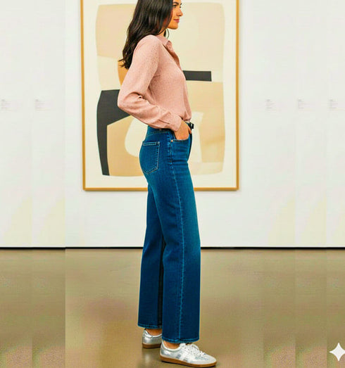 ג'ינס משופשף עם מותן גבוה ושתיים אלגנטי, גזרה רחבה בסגנון פדלפון, מושלם לשילובים יומיומיים.