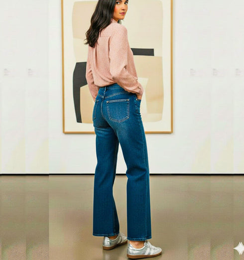 ג'ינס משופשף עם מותן גבוה וסגנון פדלפון, דגם יומיומי עם מראה אלגנטי שנועד לשדרג את הלוק שלך.