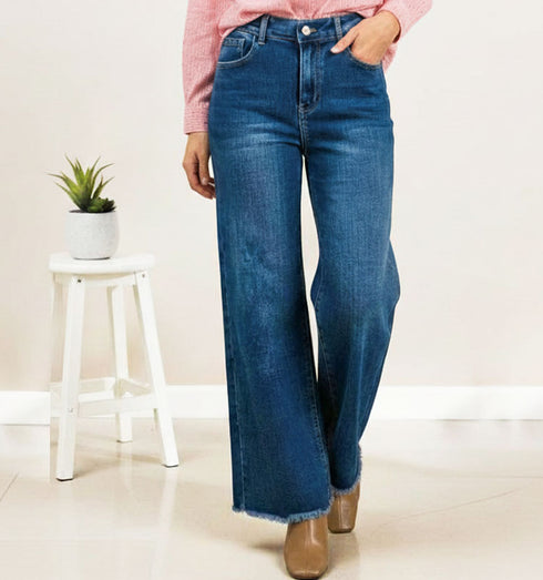 ג'ינס כחול עם שפשוף מעודן, גגזרה גבוהה, בסגנון פדלפון.