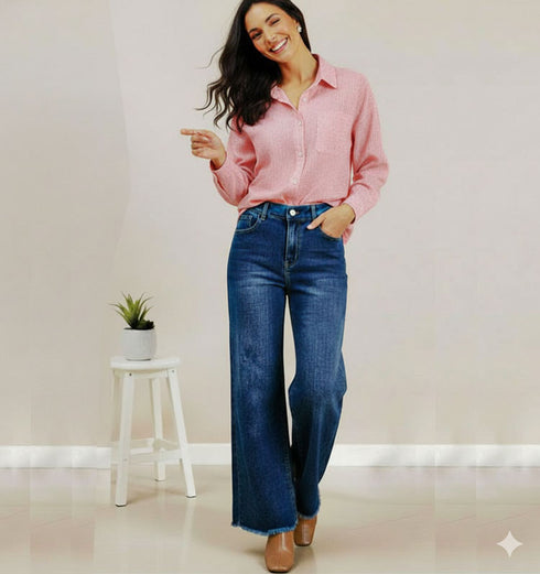 ג'ינס כחול עם שפשוף מעודן, גגזרה גבוהה, בסגנון פדלפון.