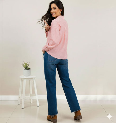 ג'ינס כחול עם שפשוף מעודן, גגזרה גבוהה, בסגנון פדלפון.