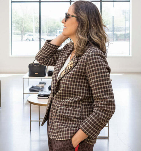 ג'אקט כותנת צמר טרנדי בגווני חום משובץ, קישוט מוזהב בדש המעיל, גזרה קלאסית.