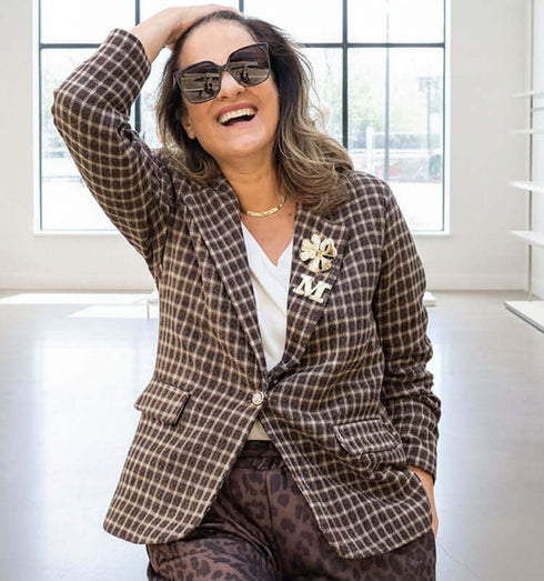 ג'אקט כותנת צמר טרנדי בגווני חום, משובץ עם קישוט מוזהב, לוק יומיומי אופנתי.