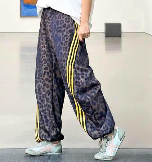 מיכנס מיקרופייבר רחב בגוון מנומר עם פסים צהובים, עם כיסים וגומי ממותניים