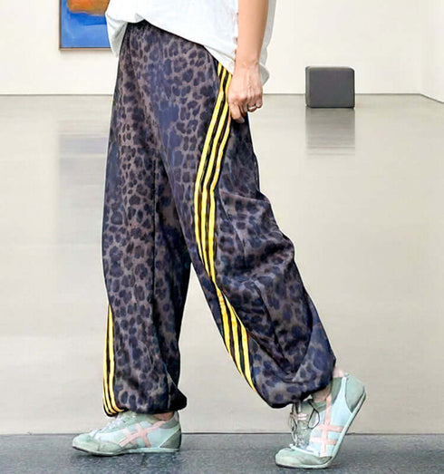 מיכנס מיקרופייבר רחב בגוון מנומר עם פסים צהובים, סגנון ספורט-אלגנטי ונוחות יומיומית.