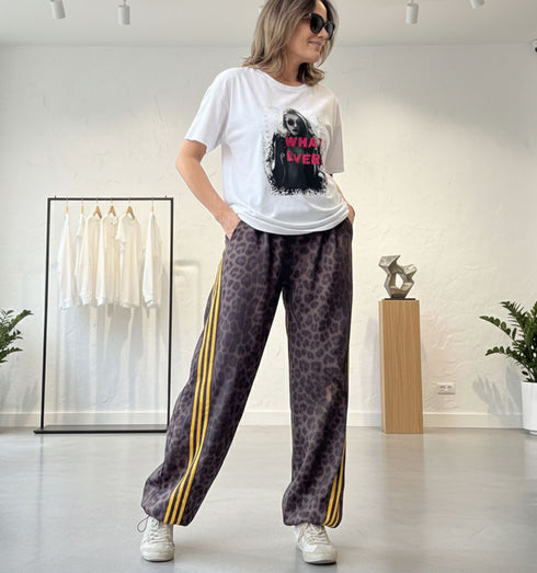 מיכנס מיקרופייבר רחב בגוון מנומר עם פסים צהובים, עם כיסים וגומי ממותניים