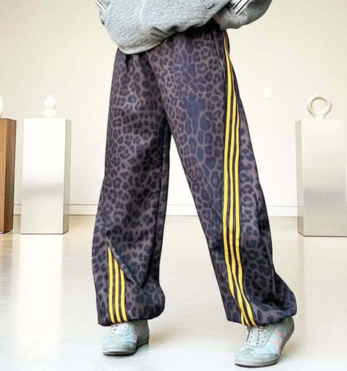 מיכנס מיקרופייבר רחב בגוון מנומר עם פסים צהובים, מראה ספורט-אלגנטי ונוח.