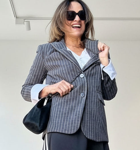 ג'אקט פסים אופנתי בגוון חום, עם תוספת קיפול כותנה לבן בשולי השרוולים