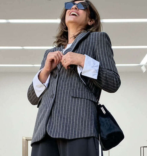 ג'אקט פסים אופנתי בגוון חום, עם קיפול כותנה לבן בשולי השרוולים, לוק קלאסי ומחמיא.