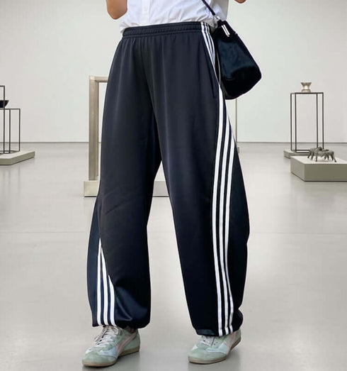 מיכנס מיקרופייבר רחב בגוון שחור עם פסים לבנים, סגנון אופנתי ונוחות יומיומית.