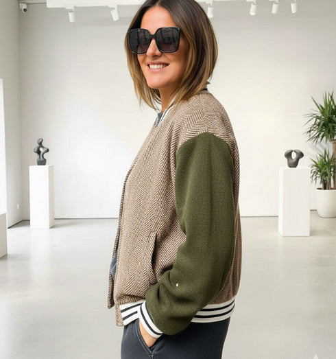 ג'קט ספורטיבי מבד טטויד עם שרוולים ירוקים, צווארון פסים וכיסים.