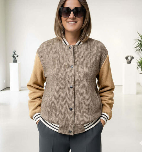 ג'קט ספורטיבי מבד טוויד בלעדי, שרוולים בז', צווארון פסים, אופנת ספורט-שיק.