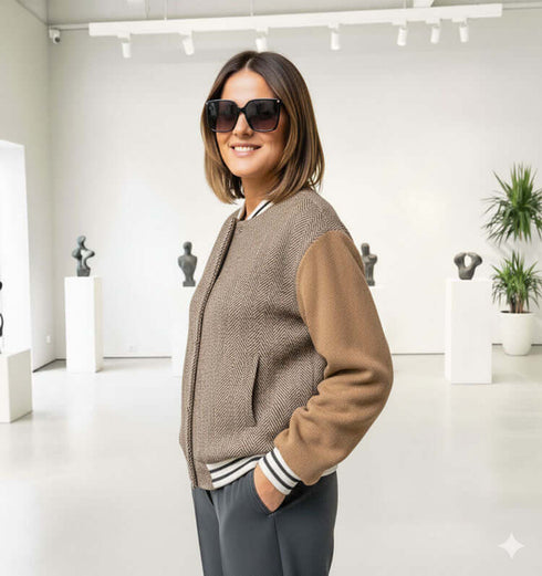 ג'קט ספורטיבי מבד טוויד עם שרוולים בז', צווארון פסים ונוחות ליום יומי.