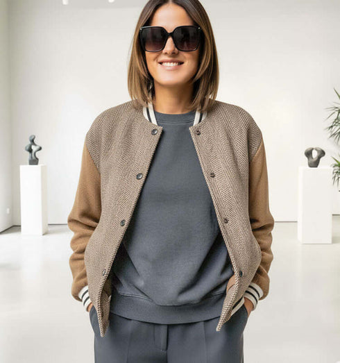 ג'קט ספורטיבי מבד טוויד בובה בז' עם צווארון פסים וכיסים, לוק יומיומי אופנתי.