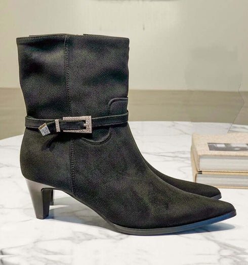 נעלי עקב שחורות, קלסיות וטרנדיות עם רצועה ואבזם אבני חן, גובה עקב 6 ס"מ.