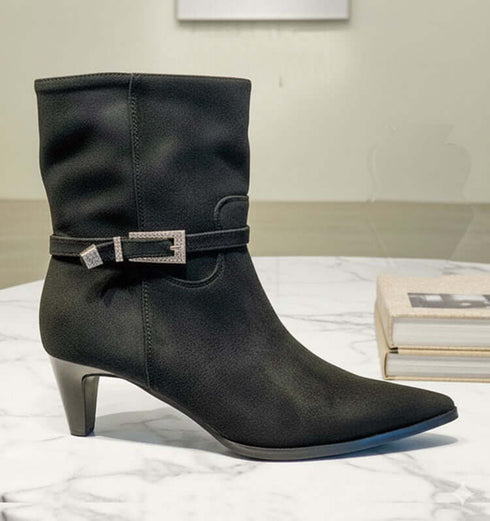 נעלי עקב שחורות מז'אמש עם רצועה ואבזם אבני חן, עקב בגובה 6 ס"מ, מתאימות לערב.