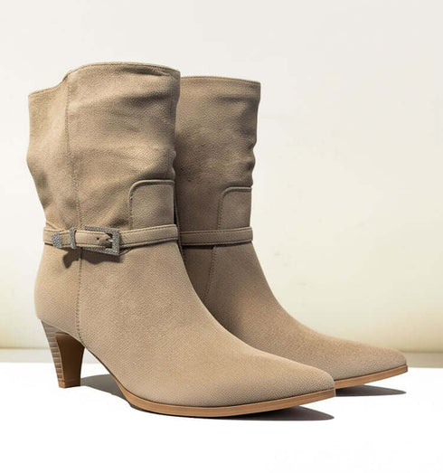 נעלי עקב בגוון ניוד מז'אמש, בד נוח, רצועה עם אבזם אבני חן ועקב בגובה 6 ס"מ.