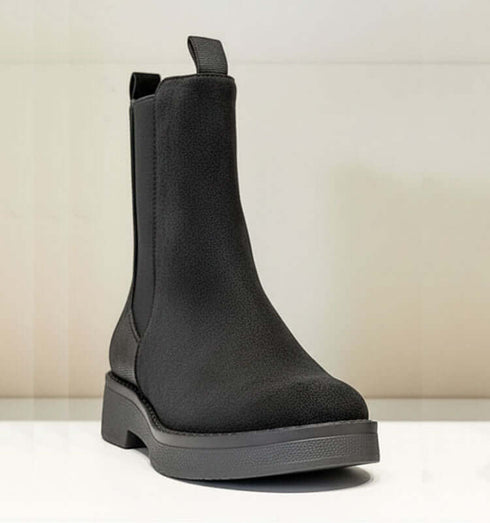 עליים שחורות, ז'אמש מלפנים, עור מאחור וגומי אלסטי לנעילה נוחה.