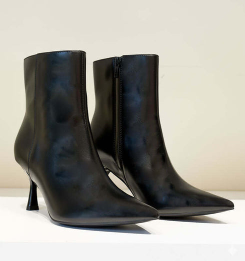 נעלי עקב שחורות בעיצוב קלסי עם רוכסן, גובה עקב 6 ס"מ למראה ערב שיקי ונוחות מרבית.