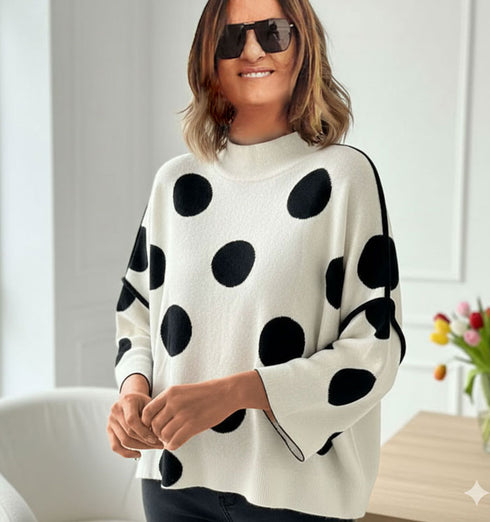 סריג לבן טרנדי מנוקד בשחור עם שרוולים יחודיים.