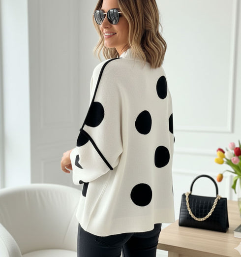 סריג לבן טרנדי מנוקד בשחור עם שרוולים יחודיים.