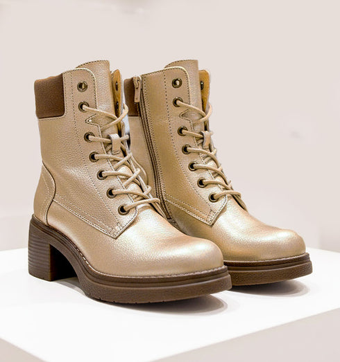 מגפי זמש גבוהים בגוון מוזהב עם שרוכים וסגירת רוכסן