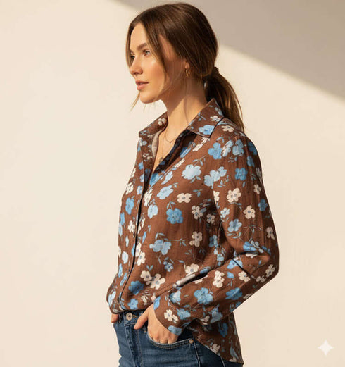 תולצה מכופתרת בגוון חום עם הדפסי פרחים כחולים, פריט יומיומי אופנתי.