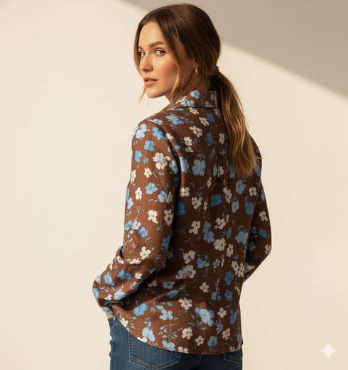 תולצה מכופתרת בגוון חום עם הדפסי פרחים כחולים, מציגה מראה יומיומי ואלגנטי.