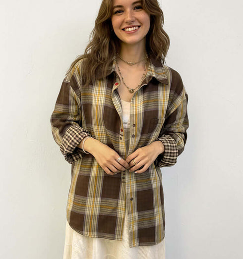 תולצה מכופתרת בהדפס חום-לבן-צהוב, מודרנית ואלגנטית, מותאמת ללוק יומיומי.