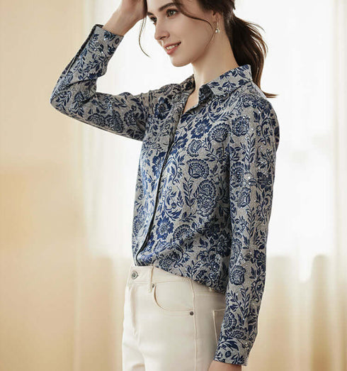 תולצה מכופתרת בגוון כחול עם הדפס פרחים, לוק יומיומי ואלגנטי.