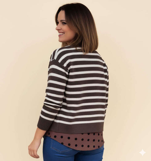 קרדיגן סריג צמר פסים נעים בגווני חום שמנת מדגם קלאסי עם כפתורים לבנים וצווארון עגול.