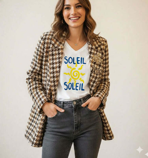 ג'אקט כותנת צמר טרנדי בגווני חום בז' עם תכשיטים מוזהבים בדש המעיל. ליום-יום או לאירוע.