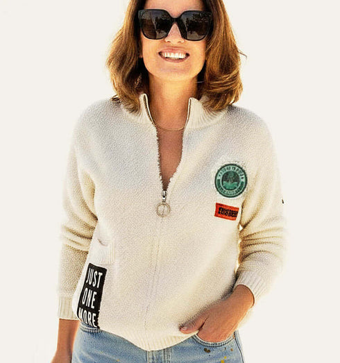 קרדיגן כותנת צמר עם לייקרה בגוון לבן, עם פצ'ים, סמלים וכיסים. .