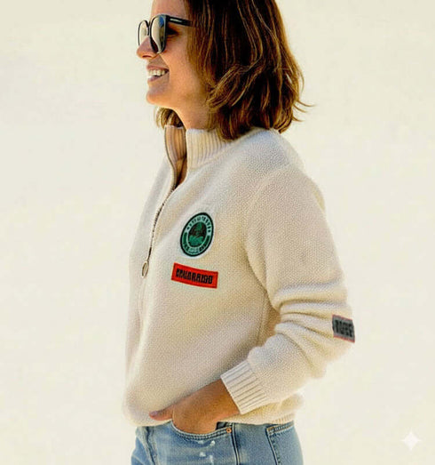 קרדיגן כותנת צמר עם לייקרה בגוון לבן, עם פצ'ים, סמלים וכיסים. .