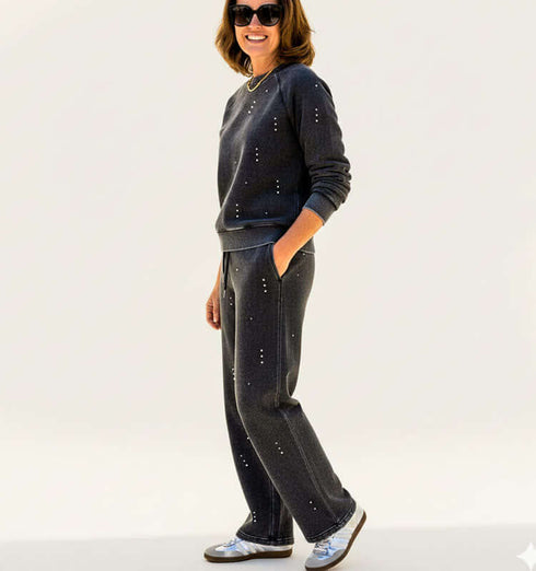 חליפת פוטר טרנינג בגוון שחור מעוטרת אבני חן, נוחה וזמינה ליום יומי או אירועים מיוחדים.