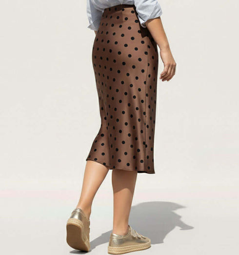 חצאית סאטן מנוקדת בגוון חום ארוכה עד הברכיים, עם פפיון שחור ורקע חלק, מבט מהגב