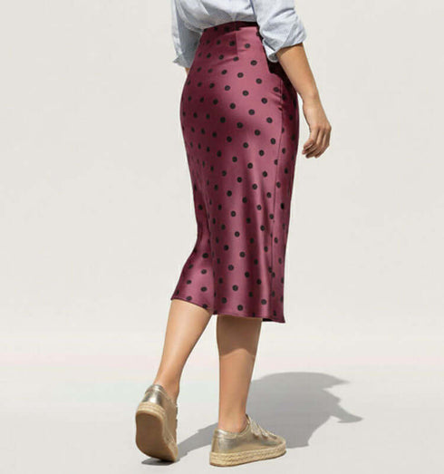 חצאית סאטן מנוקדת טרנדית בגוון בורדו, ארוכה עד הברכיים, עם נקודות שחורות.